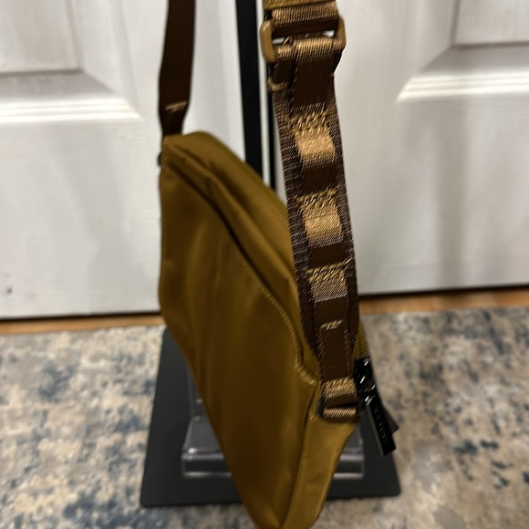 Lululemon City Adventurer Crossbody Bag 2.5L - Picture 4 of 11